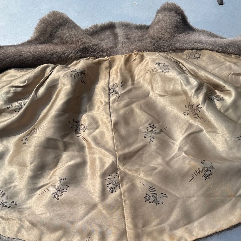 Elegant Gray Fur Shawl - Picture 6 of 9